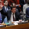 Phó Đại sứ Nga tại Liên hợp quốc Vladimir Safronkov phủ quyết dự thảo Nghị quyết của Hội đồng Bảo an tại phiên họp của về tình hình Syria ngày 12/4. (Nguồn: AFP/TTXVN)