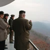 Nhà lãnh đạo Triều Tiên Kim Jong-un (phải) theo dõi việc thử động cơ tên lửa tại một địa điểm bí mật ngày 19/3. (Nguồn: EPA/TTXVN)