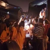 36 phụ nữ nước ngoài bị cảnh sát bắt và đưa lên xe. (Nguồn: Thestar.com.my)