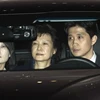 Cựu Tổng thống Hàn Quốc Park Geun-hye (giữa) được áp giải tới nơi tạm giam sau khi rời khỏi Văn phòng Công tố quận Seoul ngày 31/3. (Nguồn: THX/TTXVN)