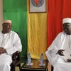 Tân Thủ tướng Mali Abdoulaye Idrissa Maiga (trái) và người tiền nhiệm Modibo Keita (phải) tại lễ chuyển giao quyền lực ở Bamako ngày 10/4. (Nguồn: AFP/TTXVN)