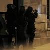 Cảnh sát phong tỏa hiện trường vụ nổ súng ở đại lộ Champs Elysees. (Nguồn: AFP/TTXVN)