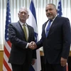 Bộ trưởng Quốc phòng Mỹ James Mattis (trái) và người đồng cấp Israel Avigdor Lieberman (phải) tại cuộc gặp ở Tel Aviv ngày 21/4. (Nguồn: AFP/TTXVN)
