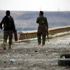 Các lực lượng Dân chủ Syria tuần tra tại đập Tabqa, khu vực vừa giành được quyền kiểm soát từ phiến quân IS ngày 27/3. (Nguồn: AFP/TTXVN)