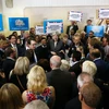 Thủ tướng Theresa May gặp gỡ những người ủng hộ tại Dudley, West Midlands. (Nguồn: AFP/TTXVN)