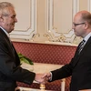 Tổng thống Milos Zeman (trái) và Thủ tướng Bohuslav Sobotka (phải) tại buổi tham vấn ở Praha ngày 4/5. (Nguồn: EPA/TTXVN)