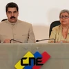 Tổng thống Venezuela Nicolas Maduro (trái) và Chủ tịch CNE Tibisay Lucena (phải) tại buổi ra thông báo triệu tập cơ quan sửa đổi Hiến pháp ở Caracas ngày 3/5. (Nguồn: EPA/TTXVN)