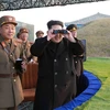 Nhà lãnh đạo Triều Tiên Kim Jong-un (giữa) thị sát cuộc tập trận của quân đội Triều Tiên tại một địa điểm bí mật trên lãnh thổ nước này. (Nguồn: EPA/TTXVN)