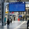 Bảng điện tử tại nhà ga Frankfurt am Main bị ảnh hưởng bởi vụ tấn công mạng, ngày 13/5. (Nguồn: EPA/TTXVN)