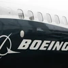 Logo của Tập đoàn Boeing trên máy bay Boeing 737 MAX 9 tại cuộc họp báo ở Renton, Washington (Mỹ). (Nguồn: AFP/TTXVN)