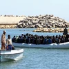 Những người di cư sau khi được Lực lượng bảo vệ bờ biển Libya giải cứu ở ngoài khơi thị trấn ven biển Guarabouli, cách thủ đô Tripoli khoảng 60km Libya ngày 18/5. (Nguồn: AFP/TTXVN)