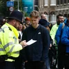 Cảnh sát Anh kiểm tra an ninh trên phố Borough High ở thủ đô London ngày 6/6. (Nguồn: AFP/TTXVN)