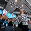 Thủ tướng Anh Theresa May (giữa) trong chiến dịch vận động tranh cử ở Birmingham ngày 7/6. (Nguồn: AFP/TTXVN)