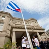 Ngoại trưởng Cuba Bruno Rodriguez (thứ tư, trái) và các quan chức tại Lễ thượng cờ Cuba trước Đại sứ quán Cuba ở thủ đô Washington (Mỹ) ngày 20/7/2015. (Nguồn: AFP/TTXVN)