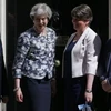 Bà Theresa May (thứ 2 từ trái sang) và bà Arlene Foster tại Văn phòng Thủ tướng Anh ở số 10 Phố Downing. (Nguồn: AFP)