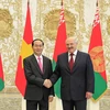Chủ tịch nước Trần Đại Quang và Tổng thống Belarus Alexander Lukashenko chụp ảnh chung tại lễ đón. (Ảnh: Nhan Sáng/TTXVN)