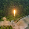 Một tên lửa đạn đạo trang bị hệ thống dẫn đường chính xác được phóng thử tại một địa điểm bí mật ở Triều Tiên. (Nguồn: YONHAP/TTXVN)