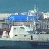 Thiết bị được phủ những tấm bạt màu xanh bao tại cảng Feodosia, Crimea ngày 11/7/2017. (Nguồn: Reuters)