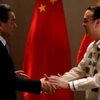 Ngoại trưởng Trung Quốc Vương Nghị (trái) và người đồng cấp Philippines Alan Peter Cayetano. (Nguồn: Reuters)