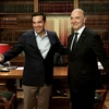 Thủ tướng Hy Lạp Alexis Tsipras (trái) và Ủy viên châu Âu phụ trách kinh tế Pierre Moscovici (phải) tại cuộc gặp ở Athens ngày 25/7. (Nguồn: EPA/TTXVN)