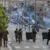 Binh sỹ Israel phun hơi cay giải tán người biểu tình Palestine tại thành phố Bethlehem , khu Bờ Tây. (Nguồn: THX/TTXVN)