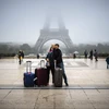 Khách du lịch tại khu vực tháp Eiffel ở thủ đô Paris, Pháp ngày 26/10/2016. (Nguồn: AFP/TTXVN)