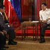 Tổng thống Philippines Rodrigo Duterte và Ngoại trưởng Nhật Bản Taro Kono. (Nguồn: EPA) 