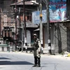 Các binh sỹ Ấn Độ tuần tra trong giờ giới nghiêm ở Kashmir. (Nguồn: EPA/TTXVN)