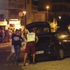 Cảnh sát Tây Ban Nha điều tra tại hiện trường vụ xe lao vào đám đông ở khu nghỉ mát Cambrils ngày 18/8. (Nguồn: EPA/TTXVN)