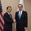 Bộ trưởng Tài chính Mỹ Steven Mnuchin (phải) và người đồng cấp Nhật Bản Taro Aso (trái) tại cuộc gặp ở Washington, DC ngày 20/4. (Nguồn: AFP/TTXVN)