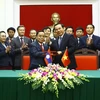 Ông Nguyễn Văn Nên và ông Khamphan Phommathat ký thỏa thuận hợp tác giai đoạn 2017 - 2020 giữa Văn phòng Trung ương Đảng hai nước. (Ảnh: An Đăng/TTXVN)