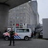 Cảnh sát phong tỏa khu vực xung quanh phòng hòa nhạc Maassilo ở Rotterdam, Hà Lan ngày 23/8 sau khi có đe dọa khủng bố. (Nguồn: AFP/TTXVN)