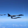Máy bay ném bom chiến lược B-1B Lancers (trái và giữa) của Mỹ ngày 15/8. (Nguồn: EPA/TTXVN)