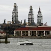Một nhà máy lọc dầu ngập trong nước lũ sau bão Harvey tại Port Aransas, bang Texas, Mỹ ngày 27/8. (Nguồn: AFP/TTXVN)