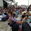 Người dân sơ tán khỏi khu vực xảy ra xung đột bạo lực ở bang Rakhine ngày 30/8. (Nguồn: EPA/TTXVN)