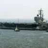 Tàu sân bay chạy bằng năng lượng hạt nhân Ronald Reagan tới căn cứ hải quân Yokosuka. (Nguồn: AFP/TTXVN)