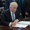 Tổng thống Mỹ Donald Trump ký một sắc lệnh tại Washington, DC ngày 13/3. (Nguồn: AFP/TTXVN)