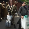 Binh sĩ Pakistan hỗ trợ tại điểm bỏ phiểu ở Lahore ngày 16/9. (Nguồn: AFP/TTXVN)