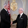 Tướng Khalifa Haftar (trái) và Tổng thống Tunisia Beji Caid Essebsi (phải) trong một cuộc gặp tại Tunis/ (Nguồn: AFP/TTXVN)