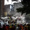Lực lượng cứu hộ tìm kiếm người mất tích sau trận động đất ở Mexico City, Mexico ngày 21/9. (Nguồn: AFP/TTXVN)
