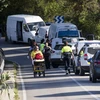 Cảnh sát vùng Catalonia trong chiến dịch điều tra các nghi phạm gây ra vụ tấn công khủng bố ở Barcelona. (Nguồn: EPA/TTXVN)