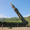  Tên lửa đạn đạo xuyên lục địa Hwasong-14 của Triều Tiên trước khi được phóng tại một địa điểm bí mật ngày 4/7. (Nguồn: EPA/TTXVN)