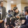Các quan chức Chính phủ Indonesia thăm hỏi Shinobu Sakamoto (giữa), một bệnh nhân bị nhiễm độc thủy ngân người Nhật Bản, tại Geneva, Thụy Sĩ ngày 27/9. (Nguồn: Kyodo/TTXVN)