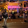 Cảnh sát điều tra tại hiện trường vụ xả súng ở Las Vegas. (Nguồn: AFP/TTXVN)
