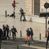 Cảnh sát làm nhiệm vụ tại hiện trường vụ tấn công ở Marseille ngày 1/10. (Nguồn: AFP/TTXVN)