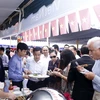 Rất đông du khách đã tới thưởng thức các món ăn của Việt Nam tại Hội chợ. (Ảnh: Phạm Kiên/Vietnam+)