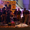 Cảnh sát và lực lượng chức năng điều tra tại hiện trường vụ xả súng ở Las Vegas tối 1/10. (Nguồn: AFP/TTXVN)