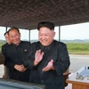  Nhà lãnh đạo Triều Tiên Kim Jong-un (thứ 2, phải) kiểm tra vụ phóng tên lửa Hwasong-12 tại một địa điểm ở Triều Tiên ngày 16/9. (Nguồn: YONHAP/TTXVN)