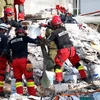 Lực lượng cứu hộ tìm kiếm người mất tích sau trận động đất ở Mexico City, Mexico ngày 22/9. (Nguồn: THX/TTXVN)
