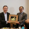 Đại sứ Ngô Hướng Nam (trái) tặng quà lưu niệm cho Chủ tịch VBAA. (Ảnh: Sơn Hà/Vietnam+)